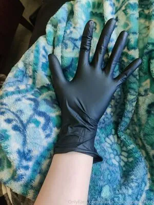 Alaska Moon Glovefetish OnlyFans Leaked Free Thumbnail Picture - #bXJkAJSUbj