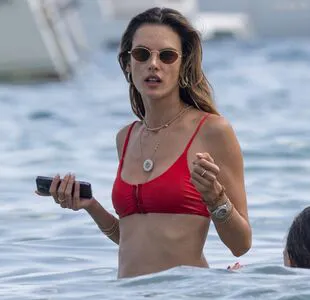 Alessandra Ambrosio OnlyFans Leaked Free Thumbnail Picture - #6FY1Jt24HP