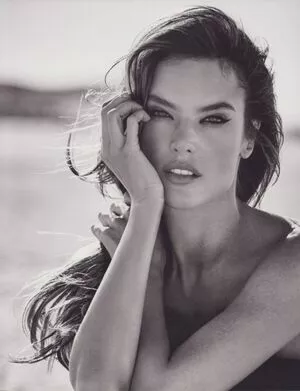 Alessandra Ambrosio OnlyFans Leaked Free Thumbnail Picture - #M6MJsAF9GM