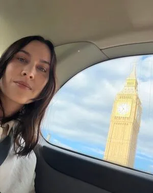 Alexa Chung OnlyFans Leaked Free Thumbnail Picture - #9WSFflaDy0