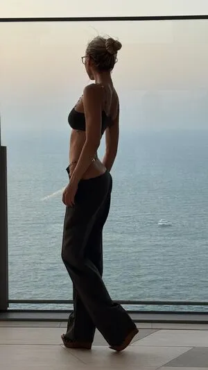 Alexis Ren OnlyFans Leaked Free Thumbnail Picture - #aDvisphWnz