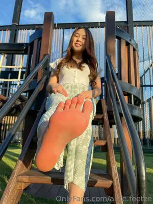 Alice Feetze OnlyFans Leaked Free Thumbnail Picture - #4RMiUfbvaD