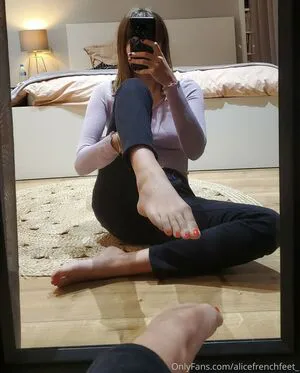 Alicefrenchfeet OnlyFans Leaked Free Thumbnail Picture - #1D5OiXlAEr