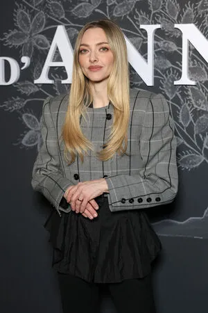 Amanda Seyfried OnlyFans Leaked Free Thumbnail Picture - #VeHK8mz8F3