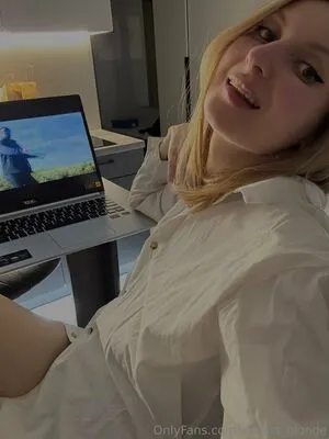Amelia Blonde OnlyFans Leaked Free Thumbnail Picture - #aMpM862R02