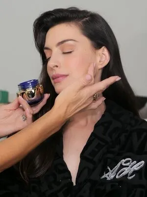 Anne Hathaway OnlyFans Leaked Free Thumbnail Picture - #V45anunzF4