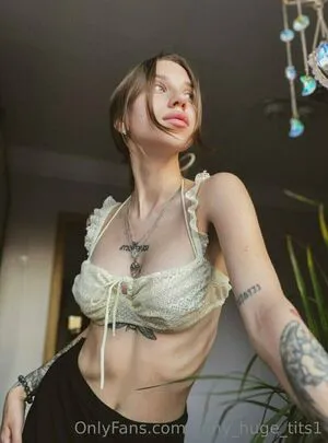 Anny Huge Tits1 OnlyFans Leaked Free Thumbnail Picture - #ASsiHkDmQ3