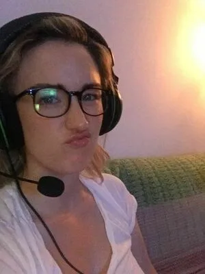 Ashley Johnson OnlyFans Leaked Free Thumbnail Picture - #B9FbIFzE6Q