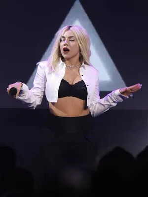 Ava Max OnlyFans Leaked Free Thumbnail Picture - #2Uxs0j0cxw