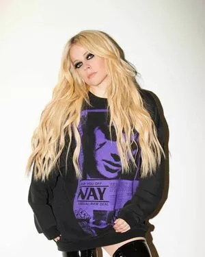 Avril Lavigne OnlyFans Leaked Free Thumbnail Picture - #2RAGAn5TIM