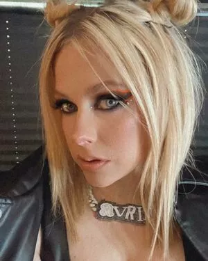 Avril Lavigne OnlyFans Leaked Free Thumbnail Picture - #5x0zziz2m5