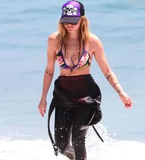 Avril Lavigne OnlyFans Leaked Free Thumbnail Picture - #955eBI6Qe3