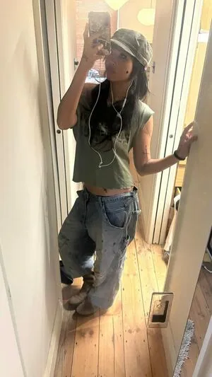 Beabadoobee OnlyFans Leaked Free Thumbnail Picture - #4IzAkusNzl