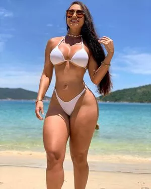 Bella Araujo Thumbnail Picture