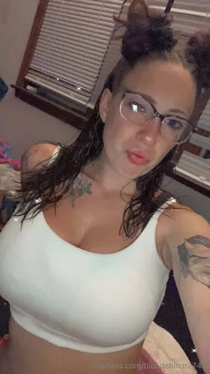 Blondebitch2748 OnlyFans Leaked Free Thumbnail Picture - #52tJjiupXm