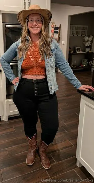 Bras And Hooks OnlyFans Leaked Free Thumbnail Picture - #Mel0OYPess