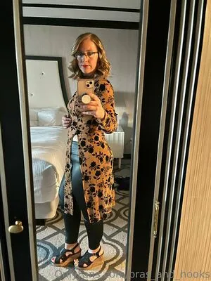 Bras And Hooks OnlyFans Leaked Free Thumbnail Picture - #YGoMOSSjle