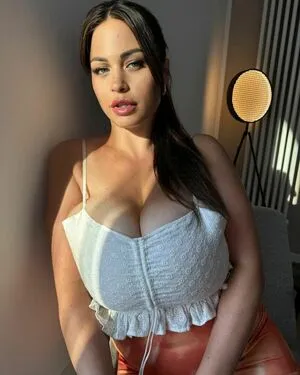 Busty Emily OnlyFans Leaked Free Thumbnail Picture - #04FynnM3UL