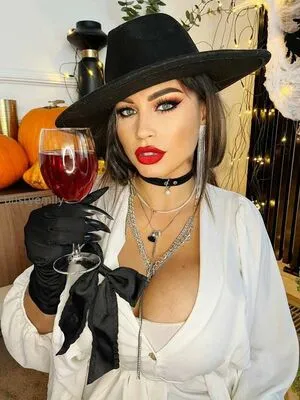 Busty Emily OnlyFans Leaked Free Thumbnail Picture - #LMBbcsb6f0