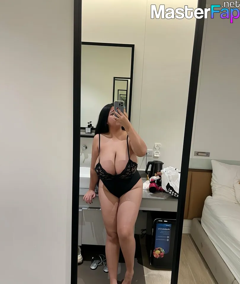 bustyzoe