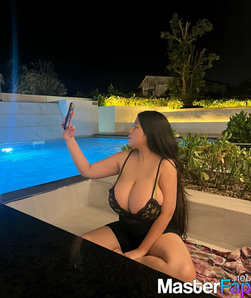 bustyzoe