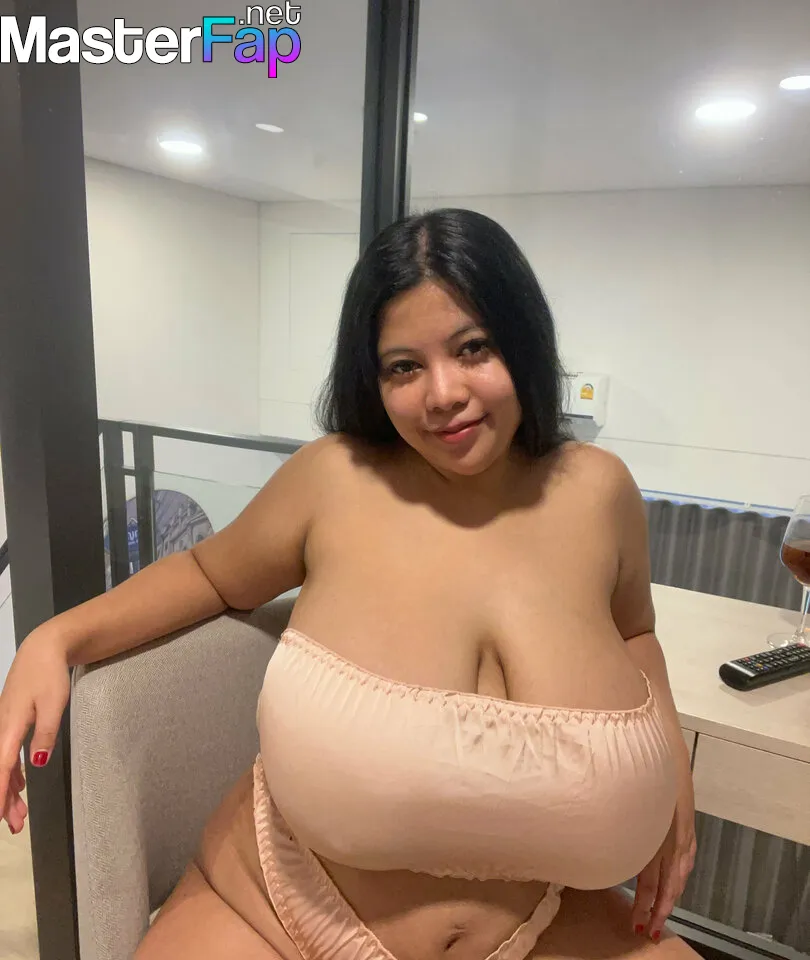 bustyzoe