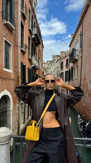 Caro Daur OnlyFans Leaked Free Thumbnail Picture - #KurgOkayBr