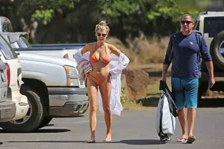 Charlotte McKinney Thumbnail Picture
