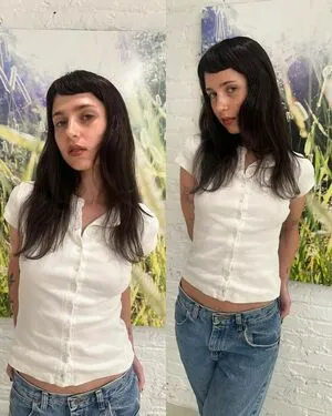 Clairo OnlyFans Leaked Free Thumbnail Picture - #mZ8uMRz9uw