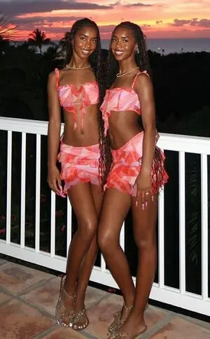 Combs Twins OnlyFans Leaked Free Thumbnail Picture - #IC5mk4vkd4