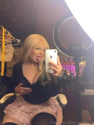 Cuddlygfx2 OnlyFans Leaked Free Thumbnail Picture - #1eC2M2Y557