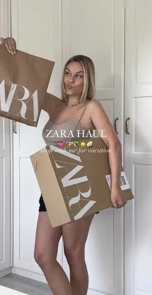 Dagi Bee OnlyFans Leaked Free Thumbnail Picture - #AgDplcjgmS