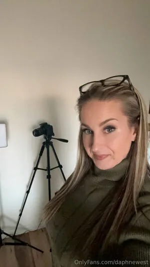 Daphnewest OnlyFans Leaked Free Thumbnail Picture - #Gkefw9yeyq