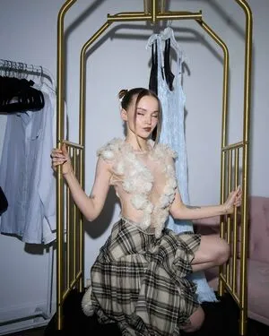 Dove Cameron OnlyFans Leaked Free Thumbnail Picture - #KF1Q2sh4w1