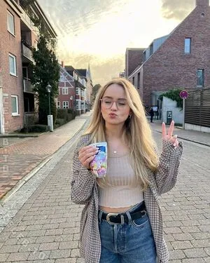 Easyemi OnlyFans Leaked Free Thumbnail Picture - #mgLxGH73Ii