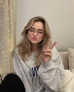 Easyemi OnlyFans Leaked Free Thumbnail Picture - #rlFArFrxh3