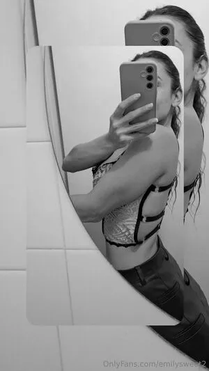 Eeemilys22 OnlyFans Leaked Free Thumbnail Picture - #fHglwchVed