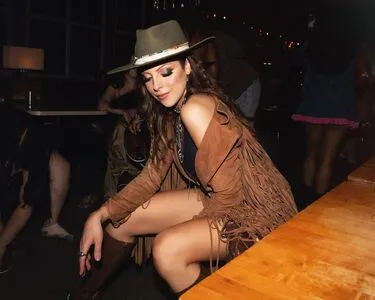 Elizabeth Gillies OnlyFans Leaked Free Thumbnail Picture - #cca2yAFdcn