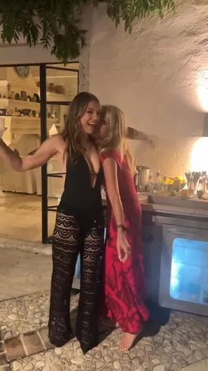 Elizabeth Hurley OnlyFans Leaked Free Thumbnail Picture - #9YvT2rca90