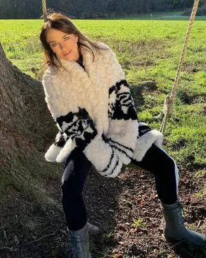Elizabeth Hurley OnlyFans Leaked Free Thumbnail Picture - #k7Do7P8j0p