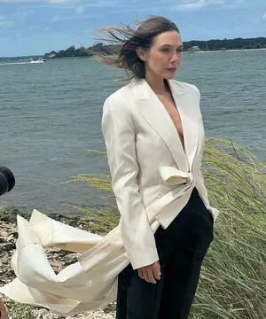 Elizabeth Olsen OnlyFans Leaked Free Thumbnail Picture - #4jNQ3cVUU3