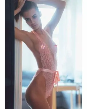 Elle Trowbridge OnlyFans Leaked Free Thumbnail Picture - #Y1z79TSR4Q