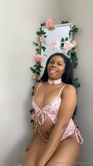 Elleseefree OnlyFans Leaked Free Thumbnail Picture - #scpAfUvb2X