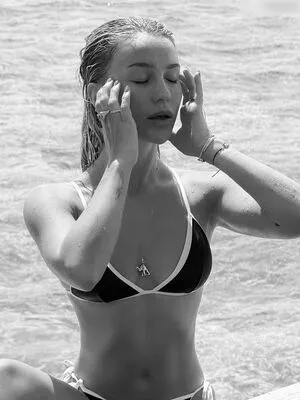 Ema Louise OnlyFans Leaked Free Thumbnail Picture - #uE07uYygdS