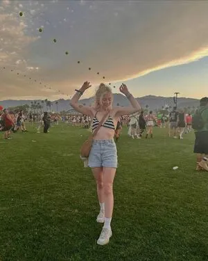 Emily Kinney OnlyFans Leaked Free Thumbnail Picture - #aUYz9CuNam