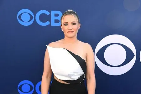 Emily Osment OnlyFans Leaked Free Thumbnail Picture - #1Tusd0kBYC