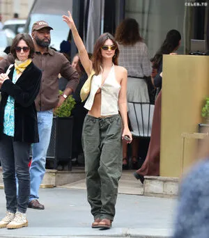 Emily Ratajkowski OnlyFans Leaked Free Thumbnail Picture - #0Hitt2Xz9l
