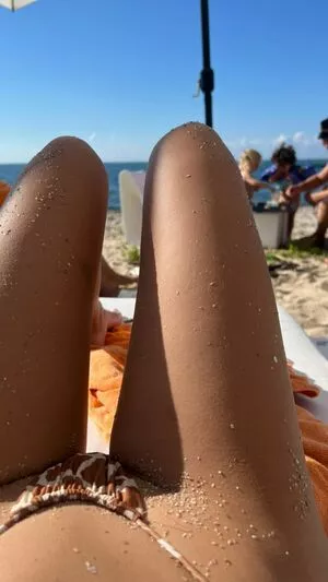 Emily Ratajkowski OnlyFans Leaked Free Thumbnail Picture - #1Mlaw2Fp85