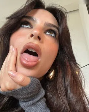 Emily Ratajkowski OnlyFans Leaked Free Thumbnail Picture - #1ZT9H3rnrm