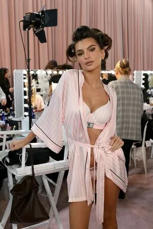 Emily Ratajkowski OnlyFans Leaked Free Thumbnail Picture - #2mXJsf2S7N